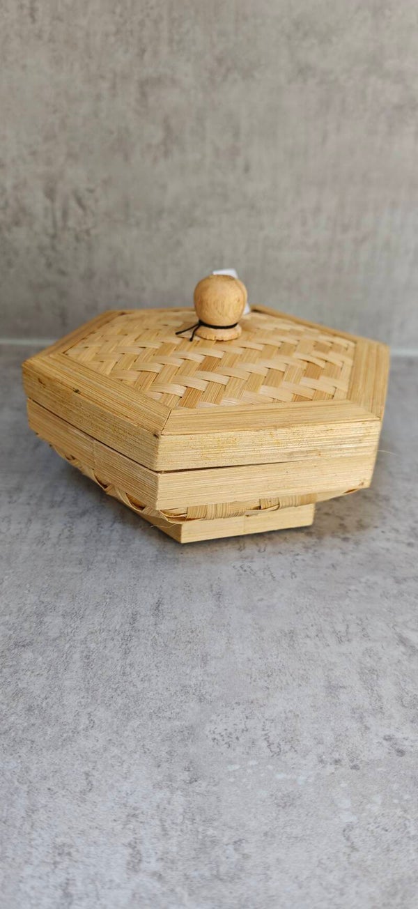 Fairtrade 6 hoekig rotan mandje met deksel.