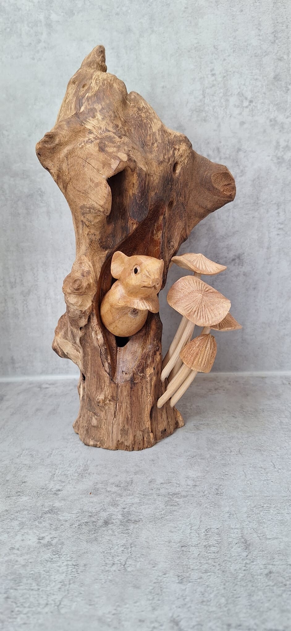 Fairtrade staande boomstronk met muis en paddenstoelen.