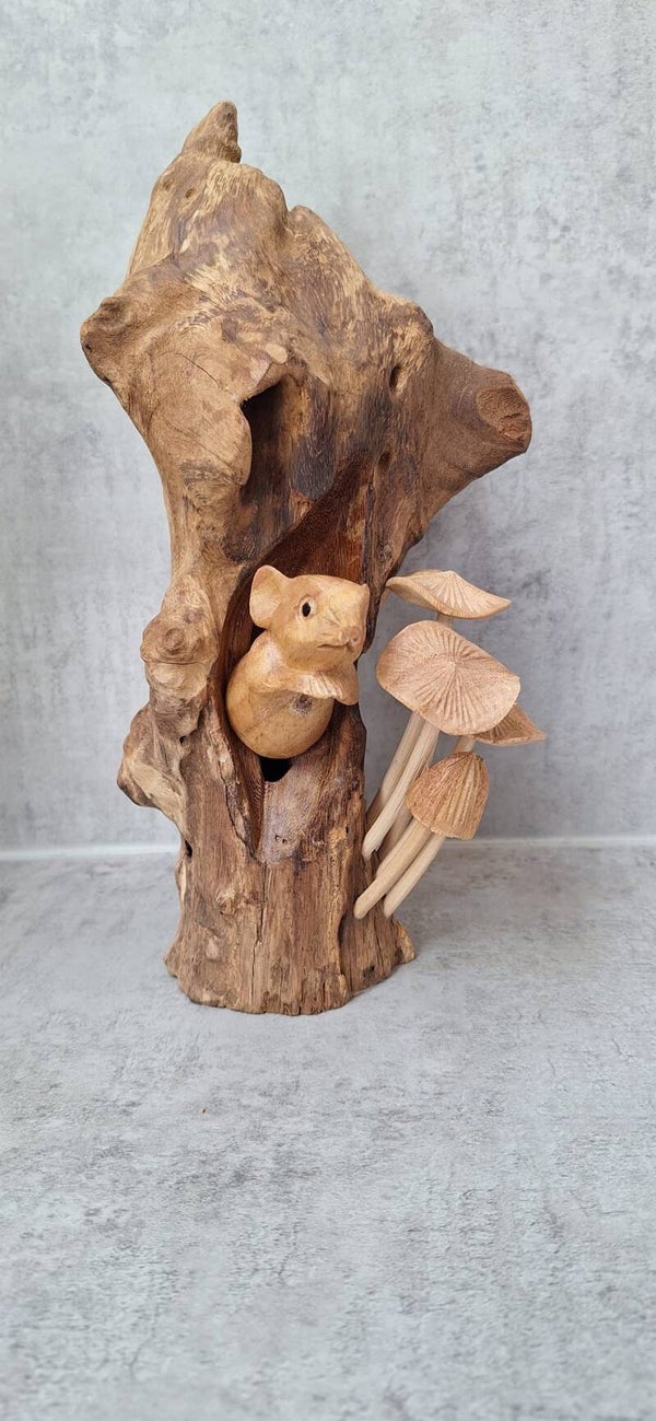 Fairtrade staande boomstronk met muis en paddenstoelen.
