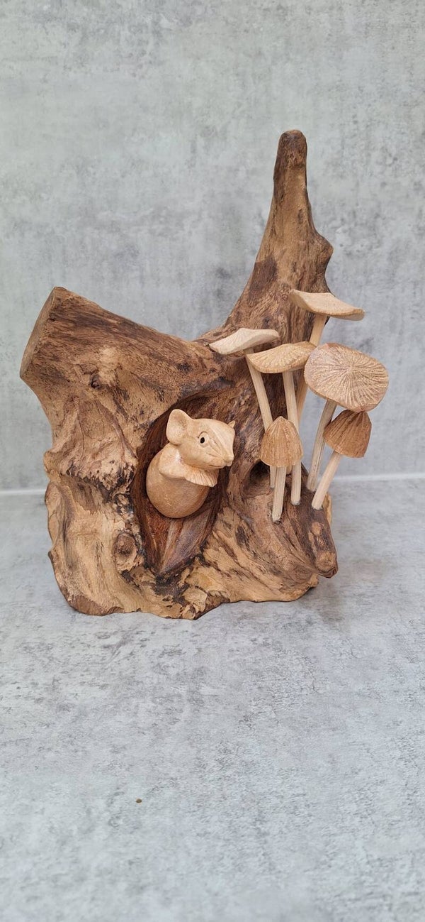 Fairtrade boomstronk met  muis en paddenstoelen.