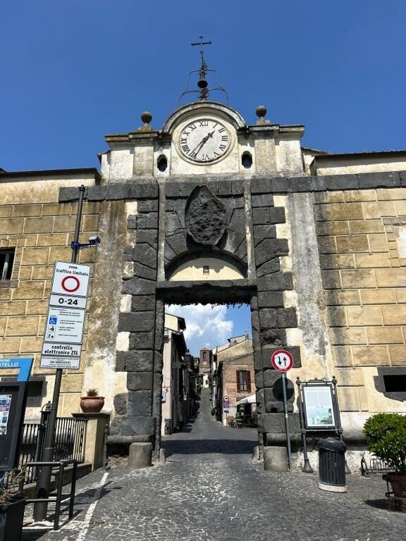 Anguillara, centro storico, porta