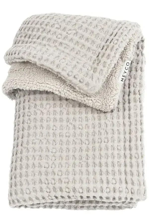 143. Meyco LEDIKANT DEKEN WAFEL TEDDY - GREIGE - 100X150CM incl borduurwerk