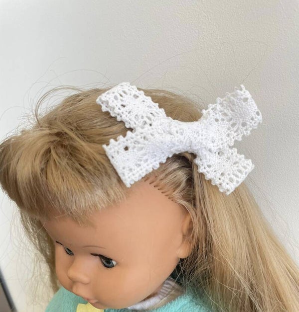 Grote speld met kanten strik