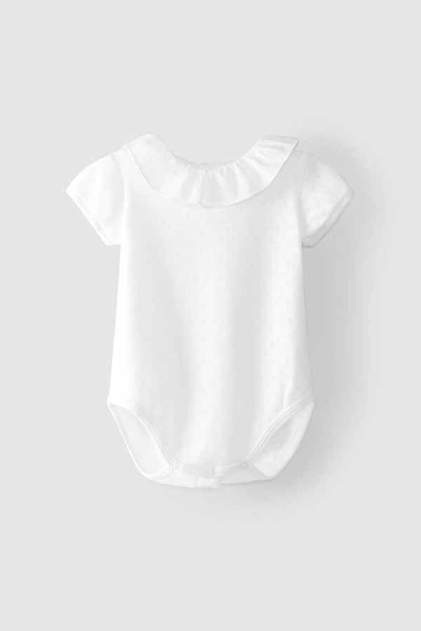 Laranijnha witte body met ajour motiefje en kraagje