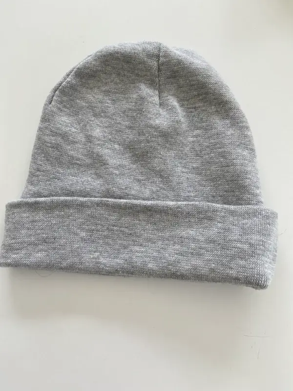 117. Newborn Mutsje grijs incl borduurwerk