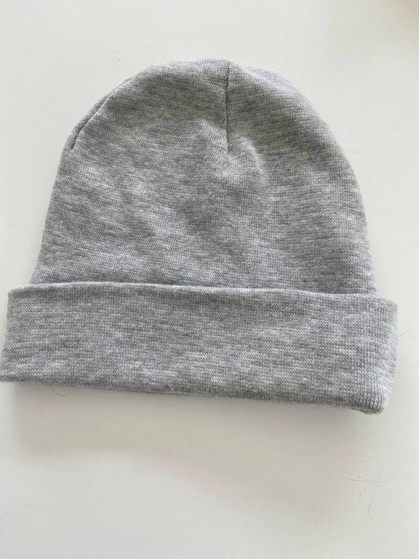 Newborn Mutsje grijs incl borduurwerk