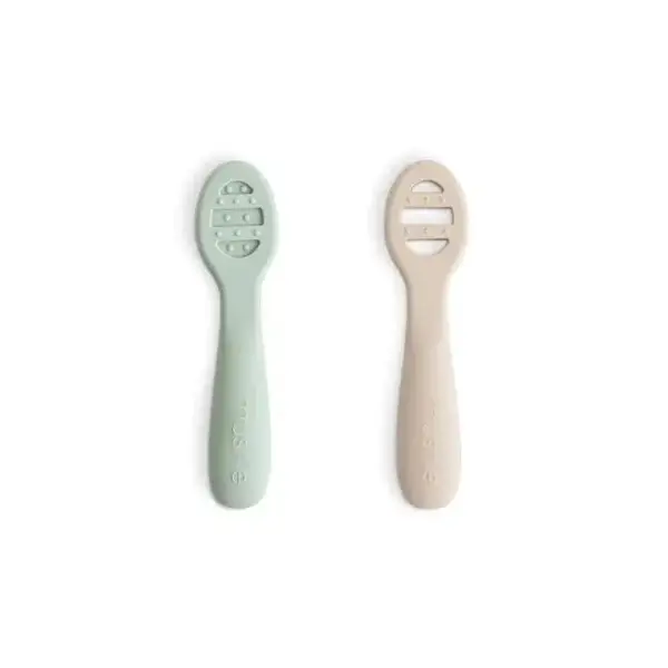 133. Mushie FIRST FEEDING BABY SPOON Cambridge Blue / Shifting Sand