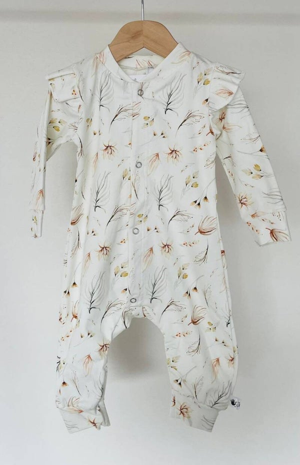 HANDMADE KRUIPPAKJE FLOWERS OKER ruffel op schouders MAAT 68