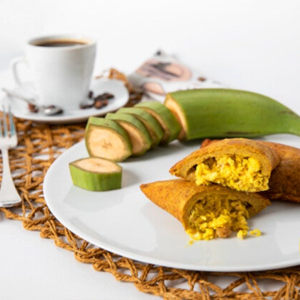 Empanada de Plátano rellena con pollo y pasas 