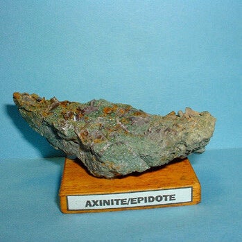 axinite-sur-epidote-standard.jpg