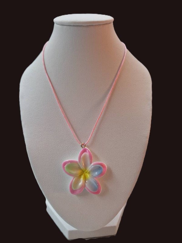 COLLIER FLEUR EN RESIN