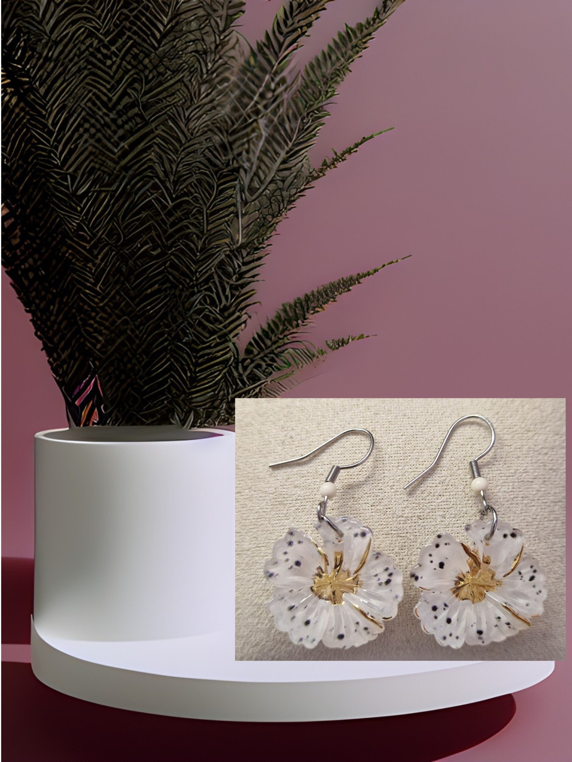 B.OREILLE FLEUR RESINE BLANC ARGENT