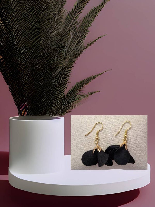 B.OREILLE FLEUR TISSU NOIR OR