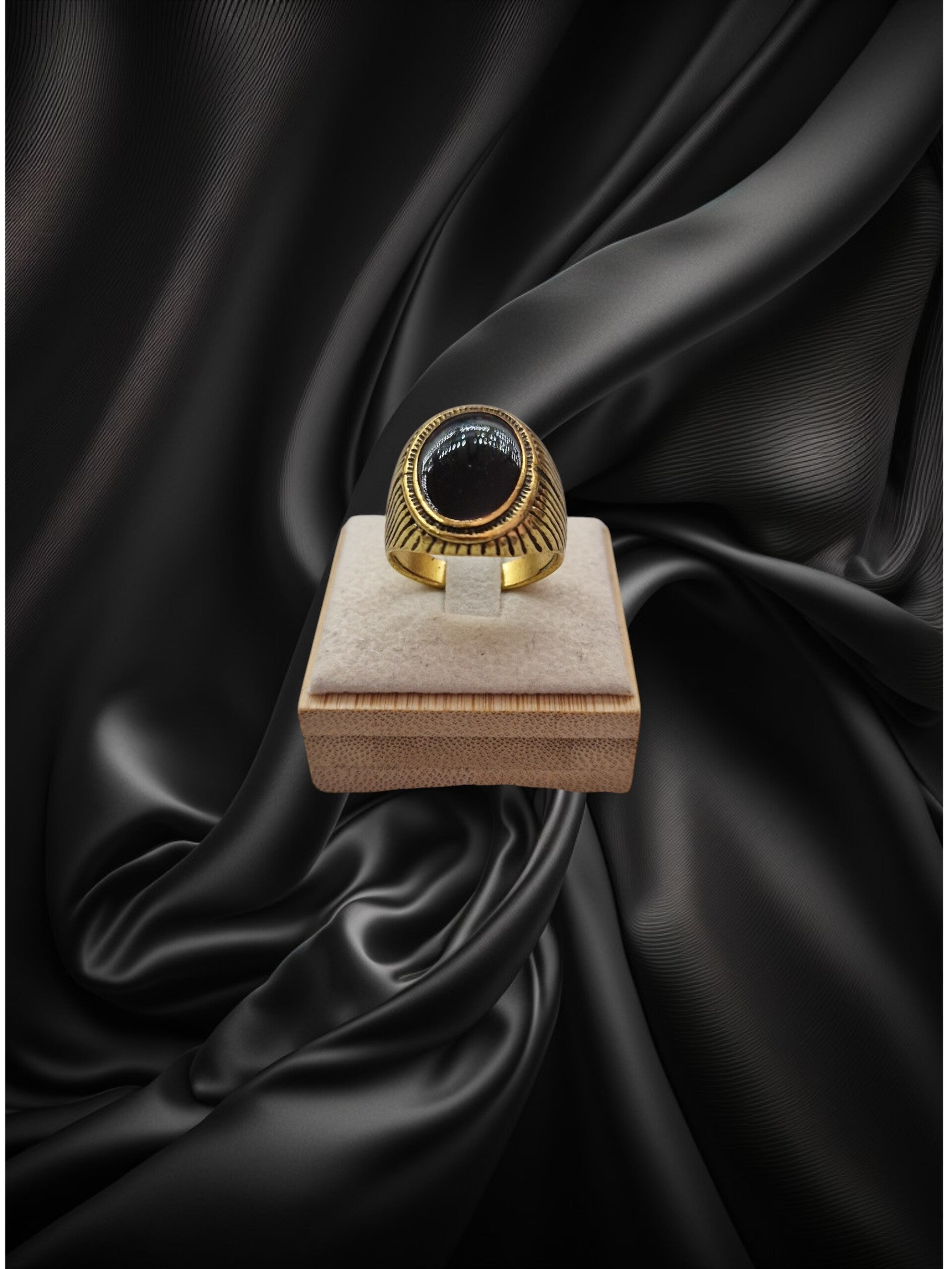 CHEVALIERE NACRE OVALE NOIR OR