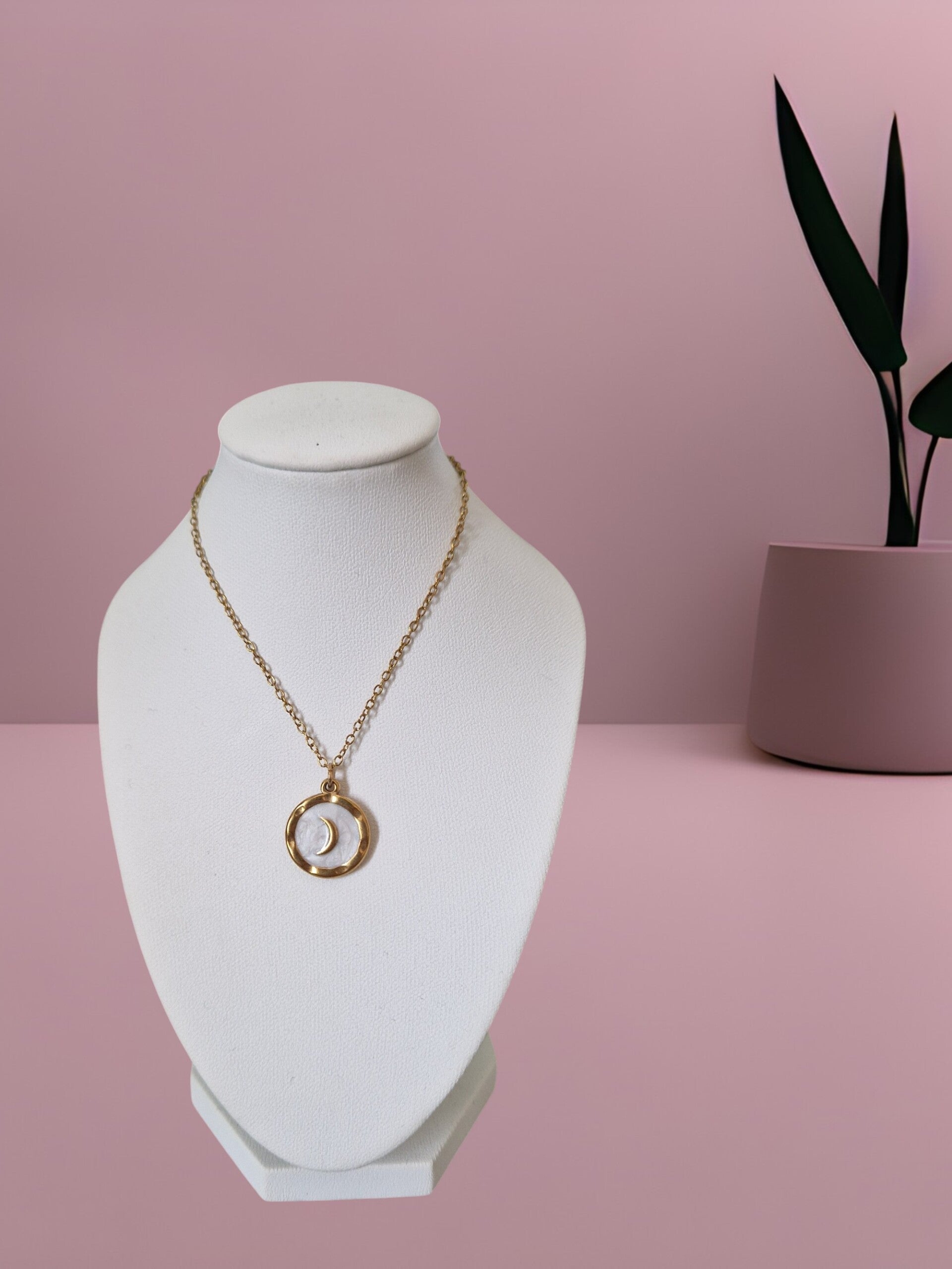 COLLIER MEDAILLE LUNE NACRE BLANC OR