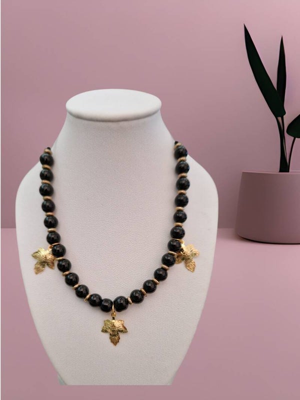 COLLIER PERLE DE VERRE FEUILLE OR