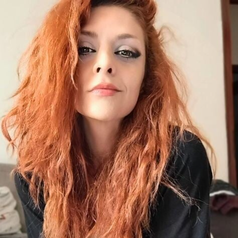 Valentina al lavoro con strumenti e planner