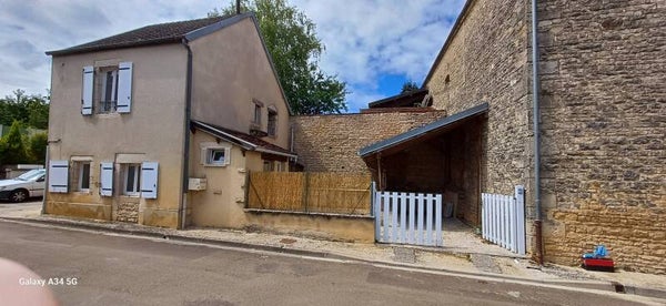 Petite maison de campagne 45m2 habitables avec cour privative et appentis.
