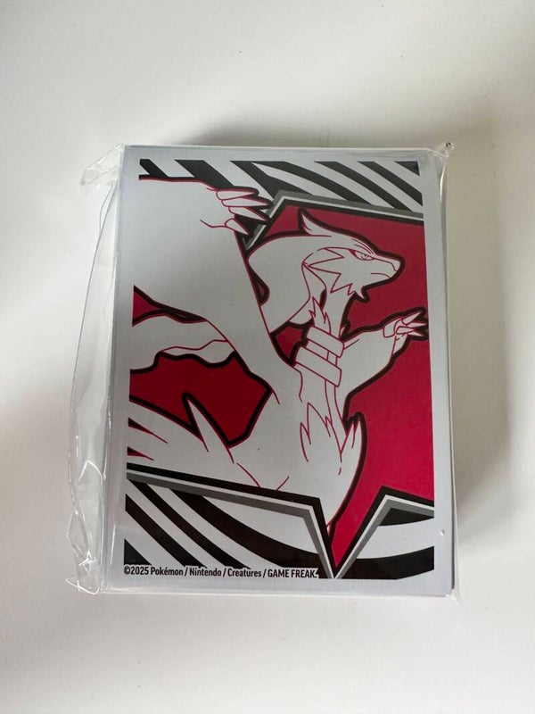 Sleeves met Reshiram artwork