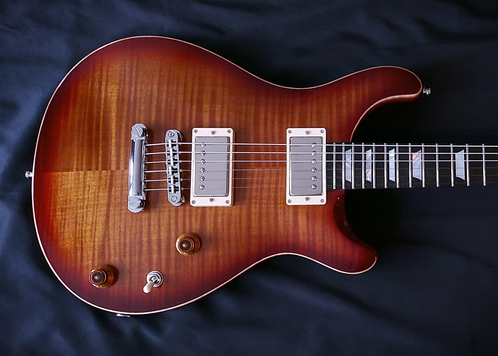 Northwood JRS neck-thru electriv guitar with flamed maple carve top, sunburst finsih and mother of pearl trapezoid inlays