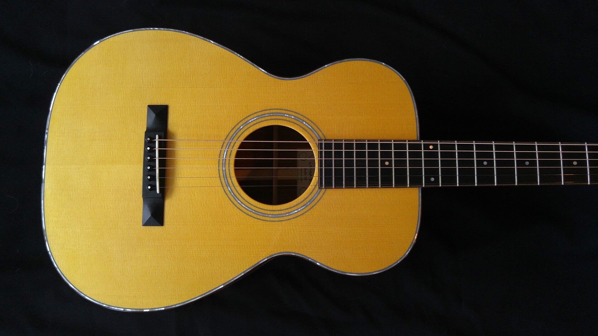 Northwood guitars Studio 00 acoustic guitar model with 14 fret 00 body mated to a 12 fret length neck. The spruce top has an aging toner added