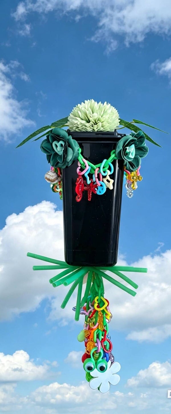 BLACK WHEELIE FORAGE BIN