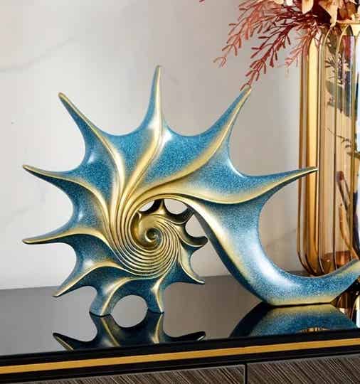 Scultura eclettica a forma di conchiglia