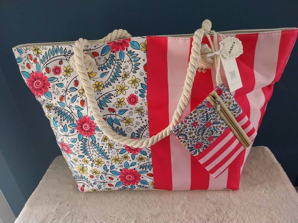 Strandtas met rode strepen en bloemen