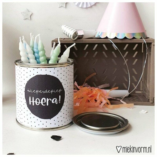 Blikje met snoepjes Hieperdepiep hoera