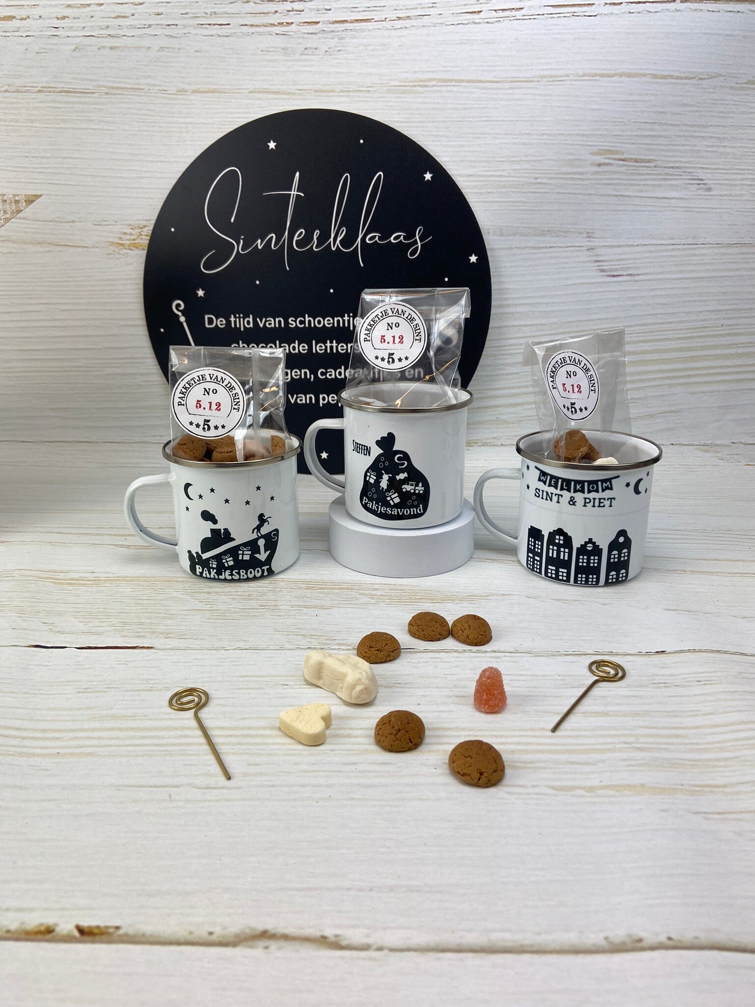 Sint mok, duurzaam emaille & Pepernootzakje gevuld met strooigoed
