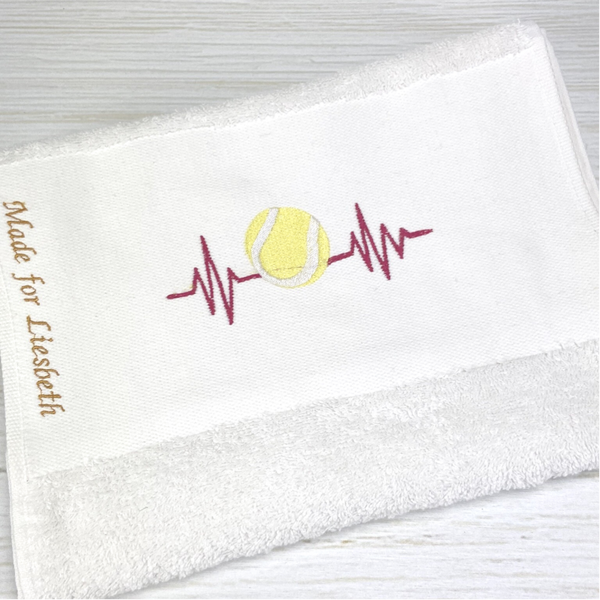 Sporthanddoek, tennis, geborduurd. Met naam.