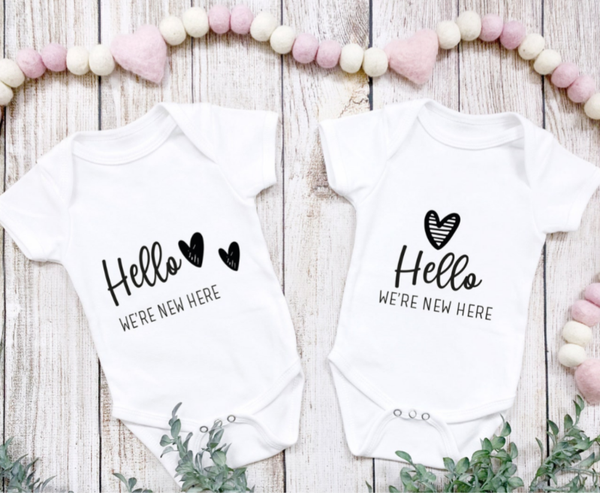 Hello we’re new here. Rompertjes voor tweeling