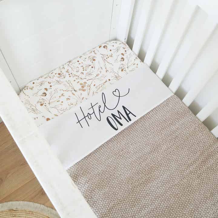 Ledikant lakentje Hotel Oma
