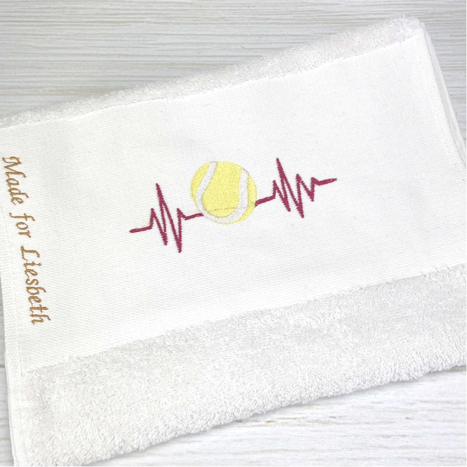 Sporthanddoek, tennis, geborduurd. Met naam.