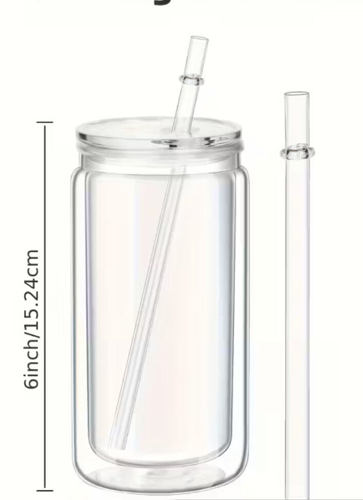 Plastikbecher mit Deckel und Strohhalm