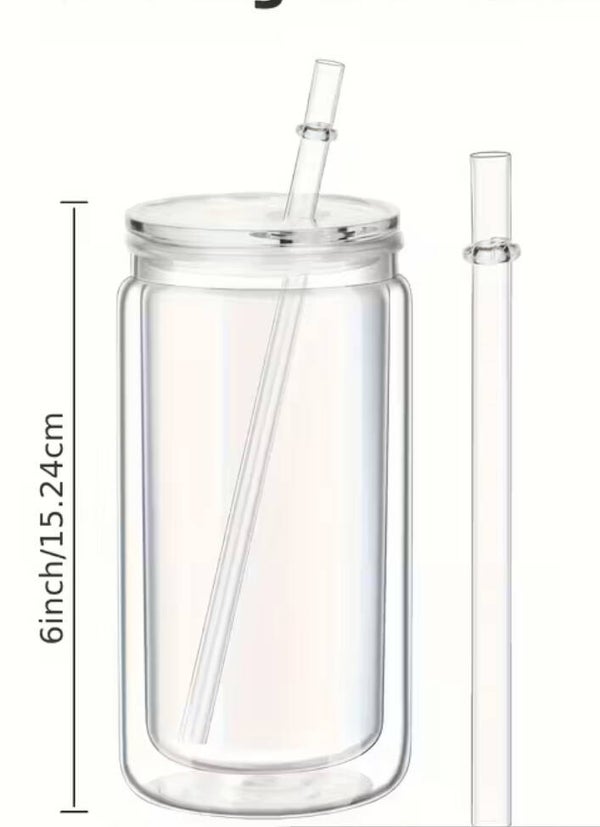 Plastikbecher mit Deckel und Strohhalm