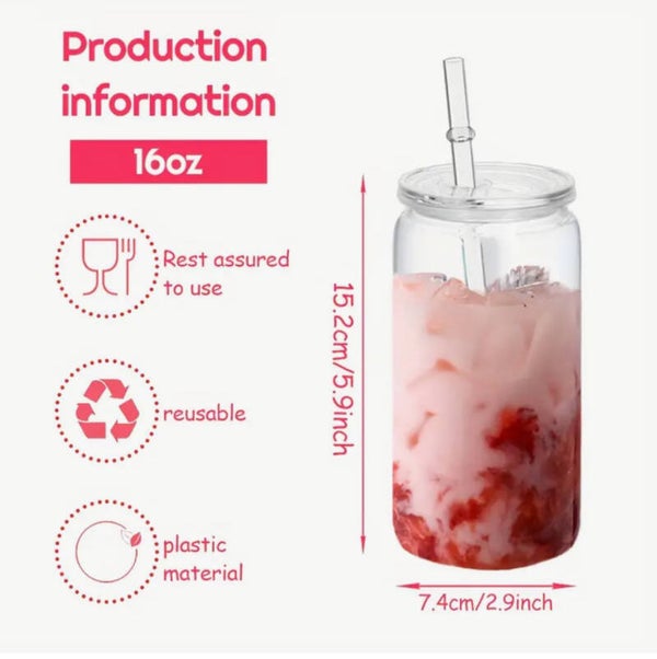 Plastikbecher mit Deckel und Strohhalm