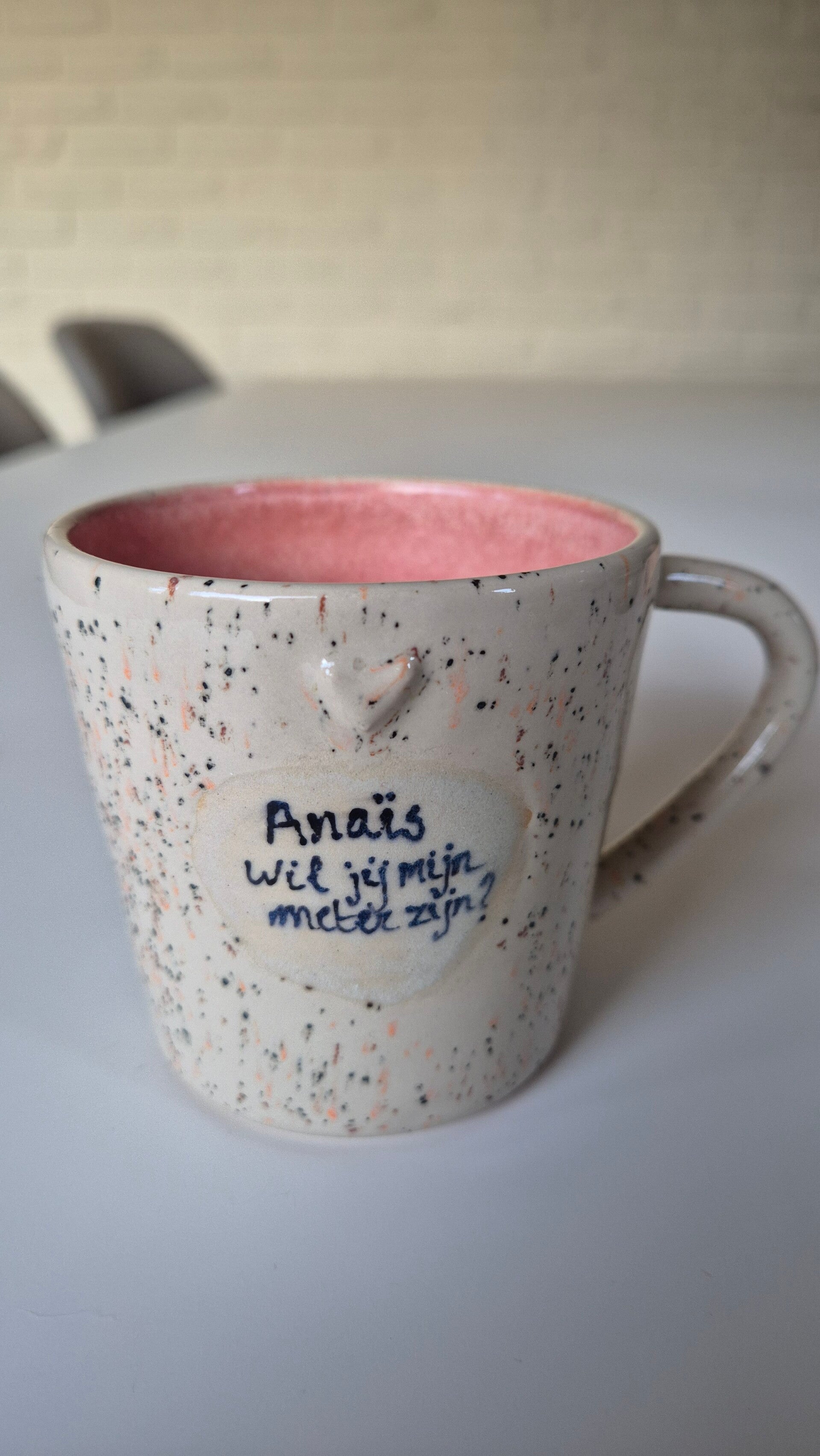 Gepersonaliseerde keramieken kopjes met handgeschreven tekst