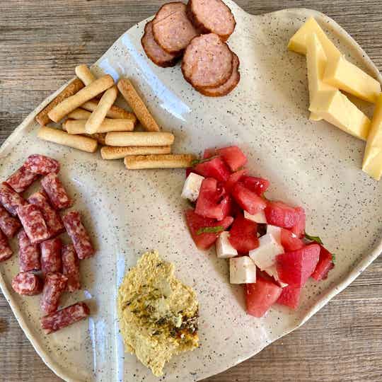 Keramische serveerschaal – handgemaakt steengoed voor hapjes, kaas, tapas, ...