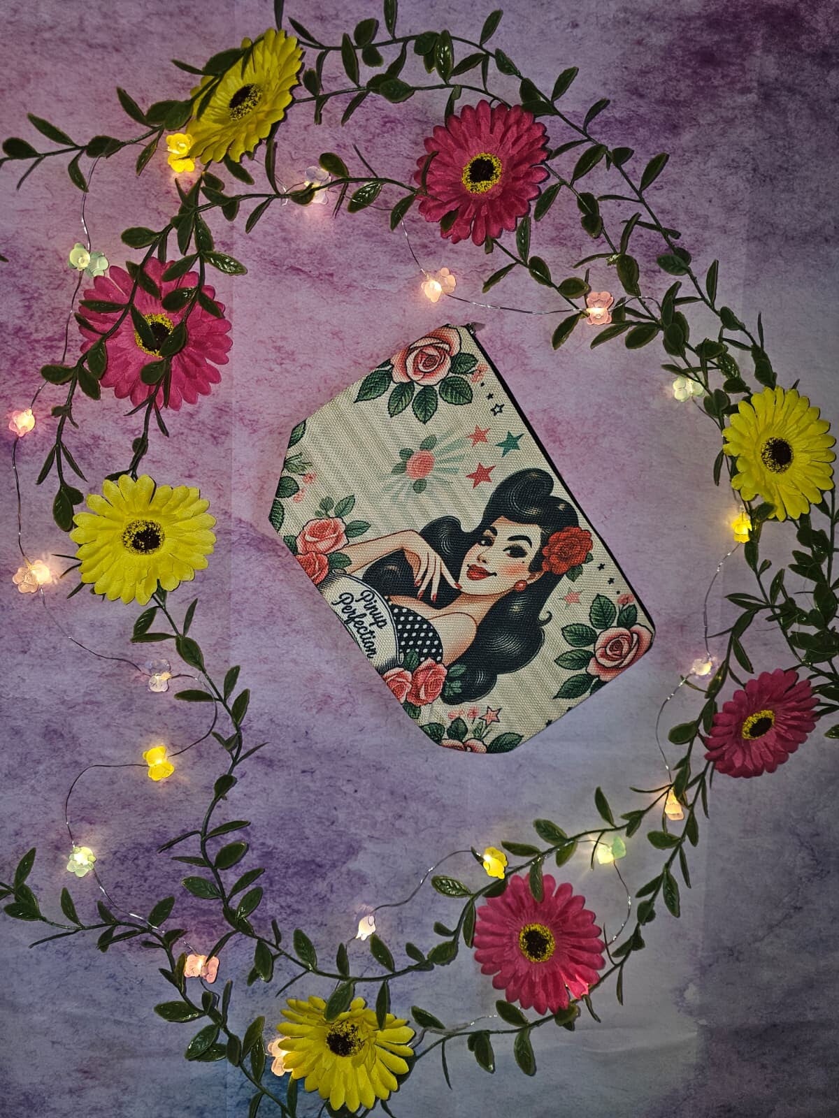 Vintage Make-Up-Tasche mit Blumen Pinup – Girl