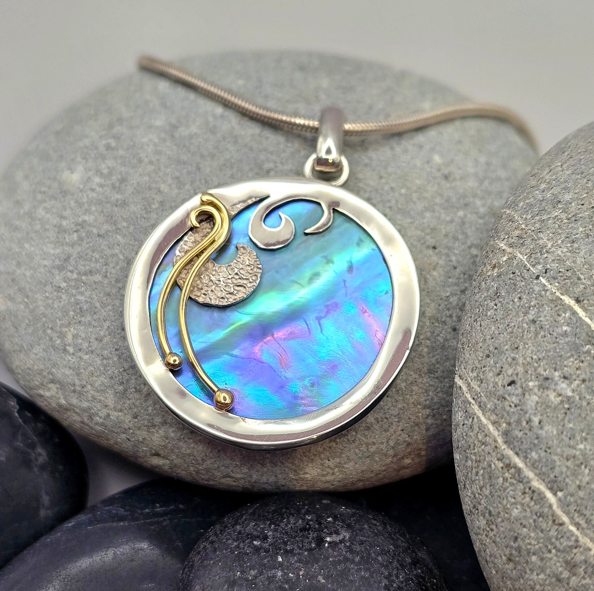 Sterling Silver & 18ct Gold Paua Pendant – Inspired by New Zealand’s Natural Beauty