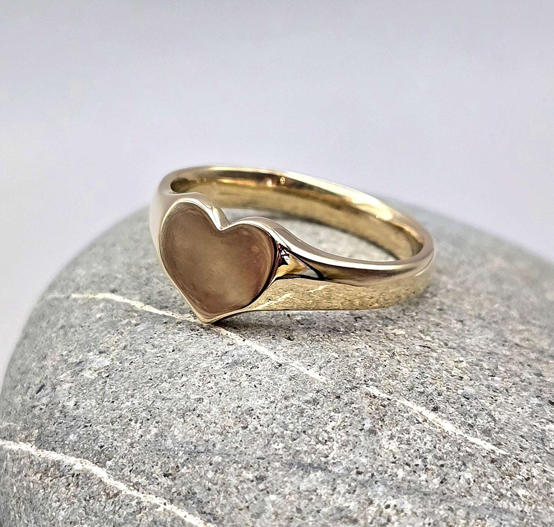 9ct Gold Heart Signet Ring – Timeless Classic