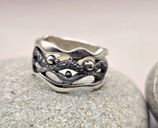 Silver Wave Ring – Textured Black & Silver Contrast