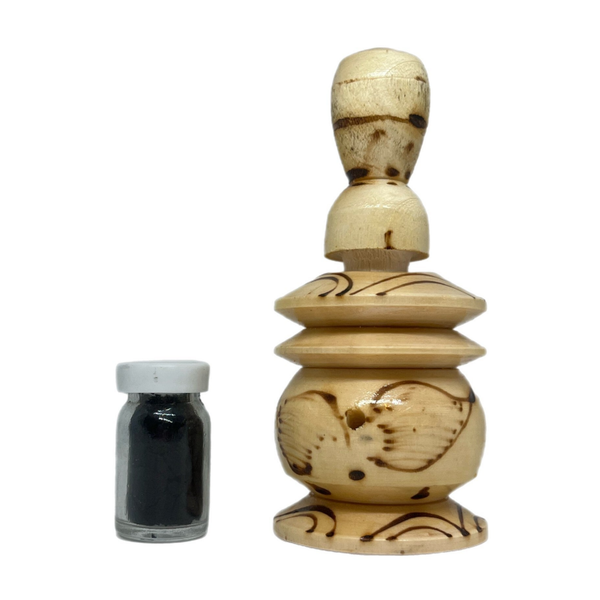 Kohl with hand-carved pot