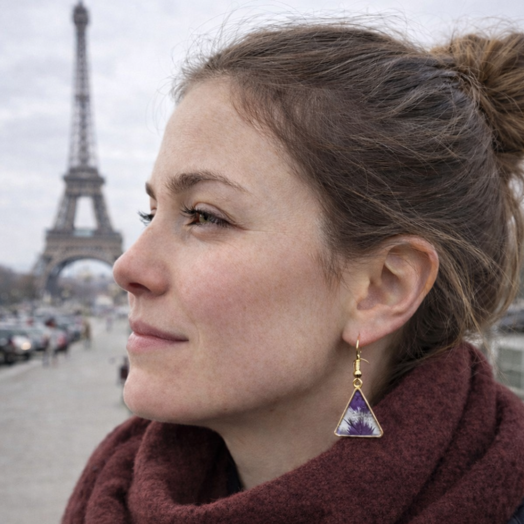 Boucles d'oreilles triangulaires en pétales des pensées blanches et bleues