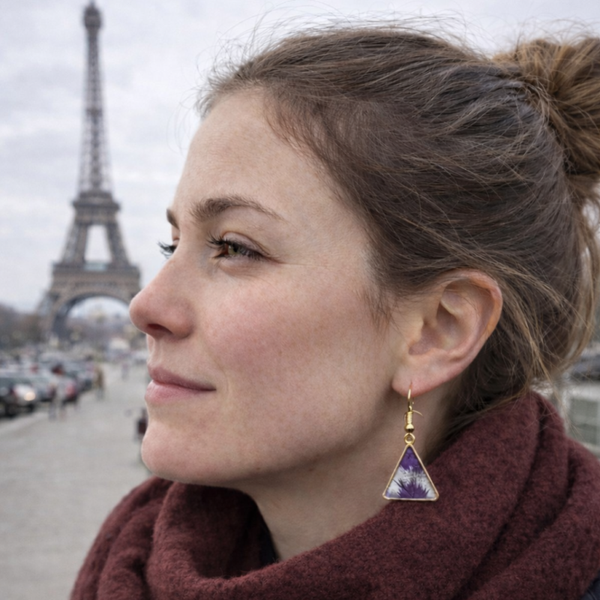 Boucles d'oreilles triangulaires en pétales des pensées blanches et bleues