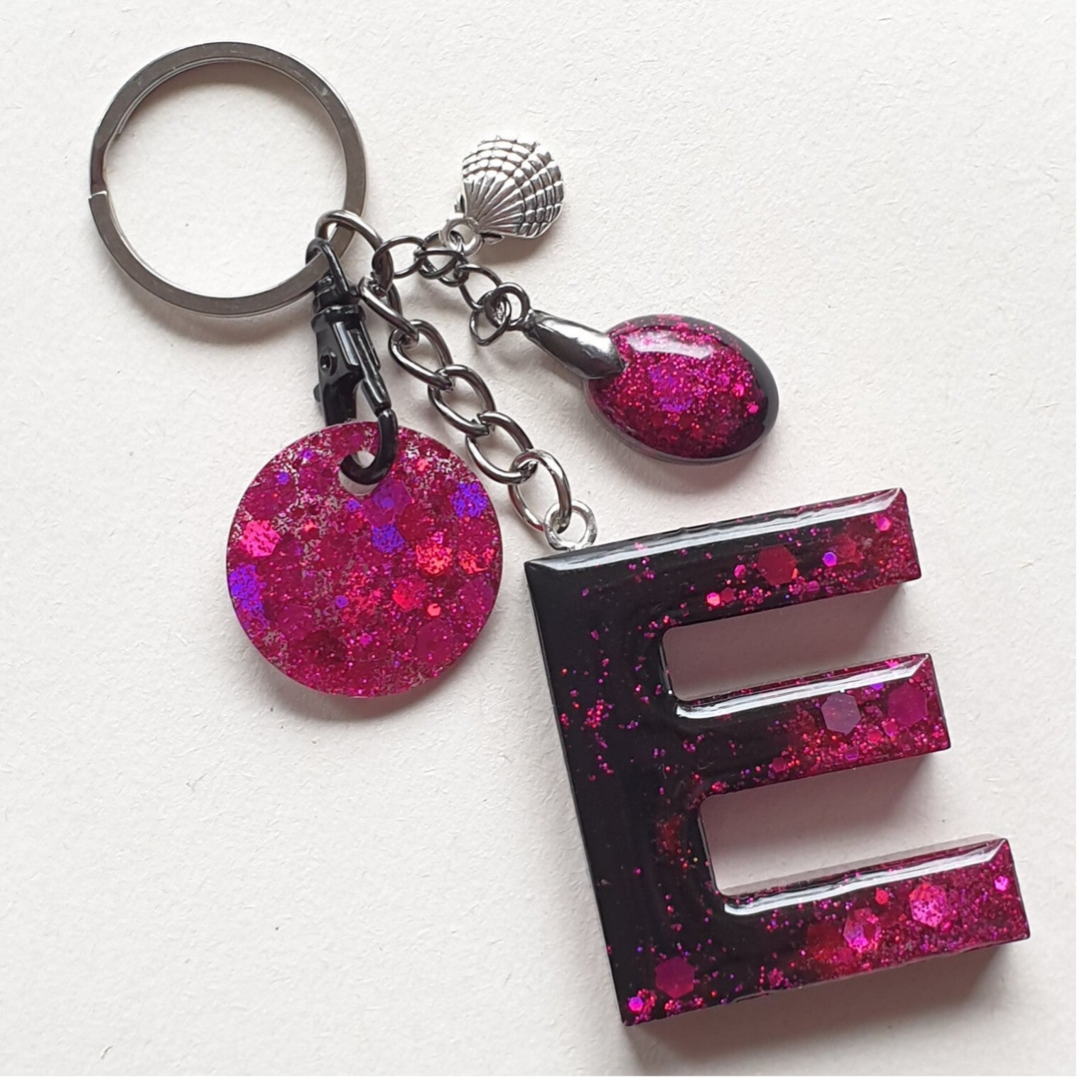 alfabet sleutelhanger, letter E, zwart met roze glitter
