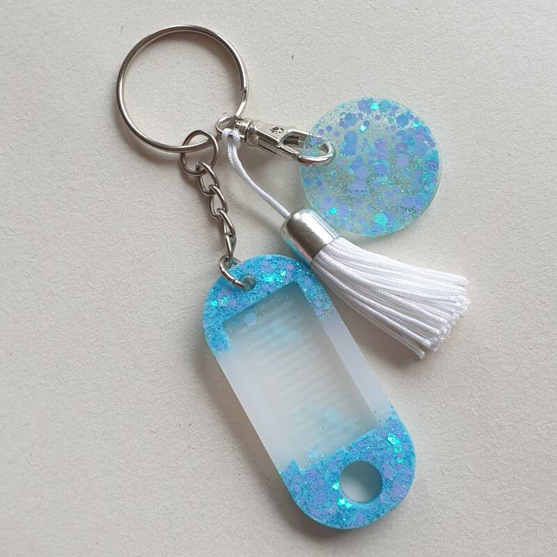 tagvormige sleutelhanger, lichtblauw en wit