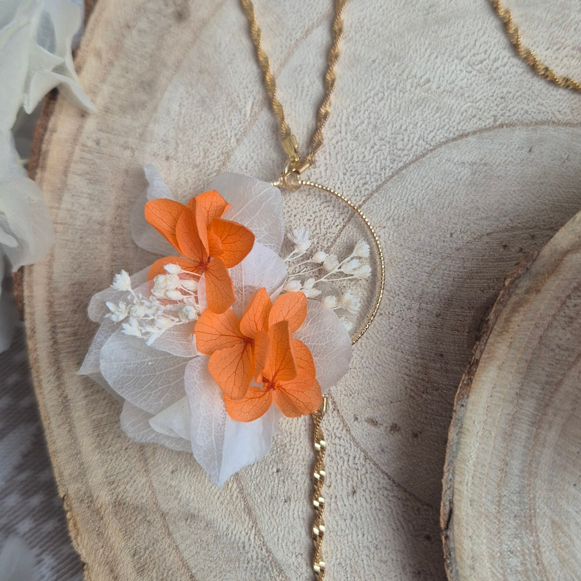 Collier de dos fleuri Alma (orange)