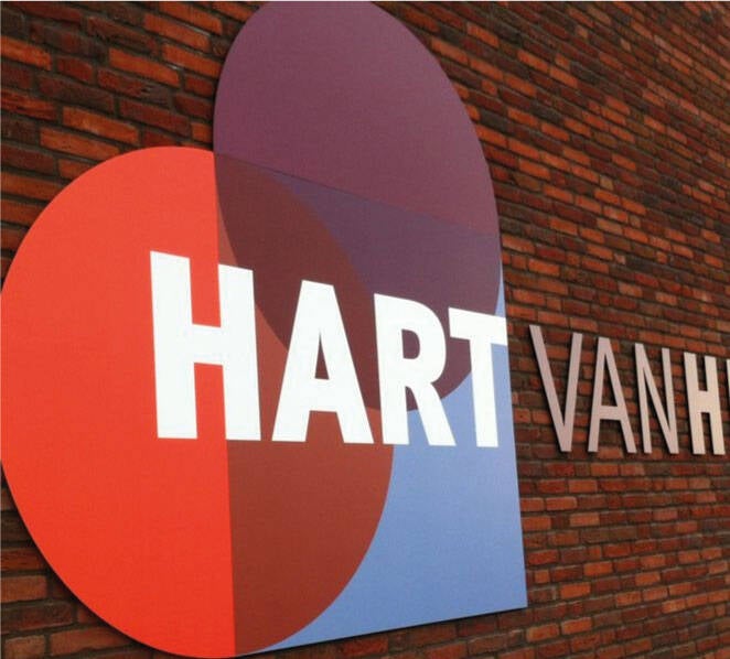 freesletters gevelletters logo op buitenmuur